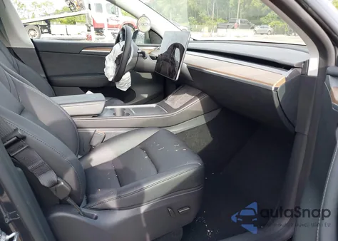 2025 Tesla Model Y Long Range Dual Motor All-Wheel Drive z USA, uszkodzony, nr VIN 7SAYGAEE2SF218134